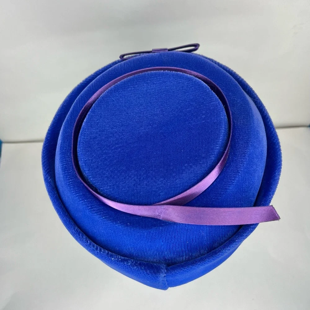 Vintage 1970s blue velvet pillbox hat with purple ribbon detail, EUC - Picture 4 of 9
